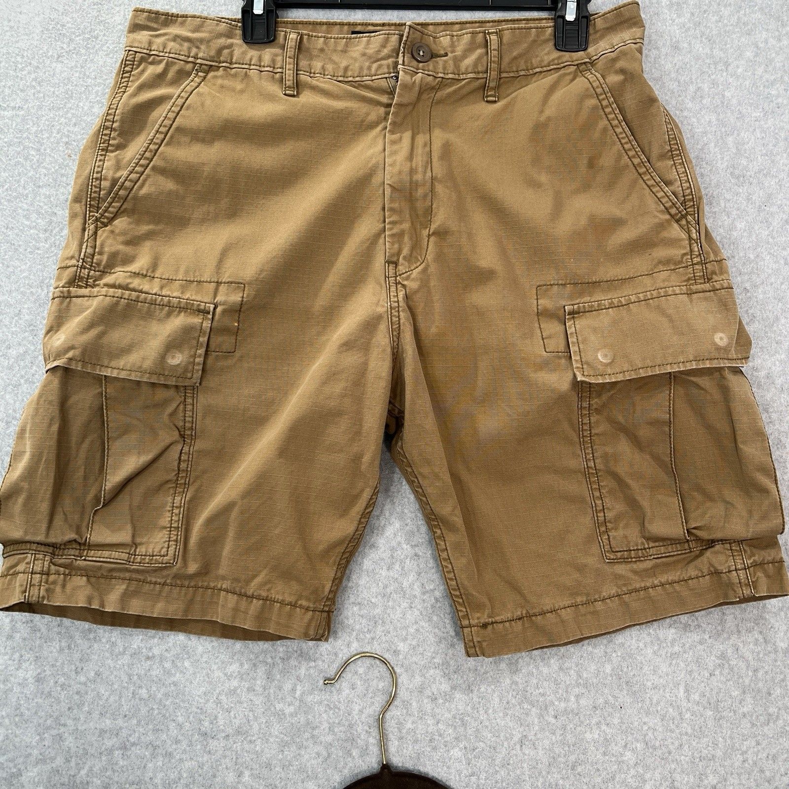 Levi's Ripstop Cotton Cargo Shorts Mens 33x9 Tan Zip Flat Front Pockets